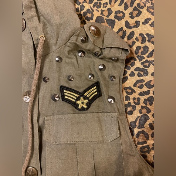 Buckle Love Tree Hooded Vest - Picture 2 of 3